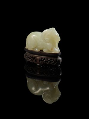 une image représentant une bague en forme d'éléphant en jade sur un fond noir
