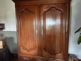 une armoire en bois dans le coin d'une pièce