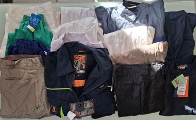 une pile de vêtements posée sur une table