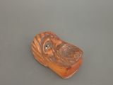une image représentant un petit objet sculpté posé sur une table