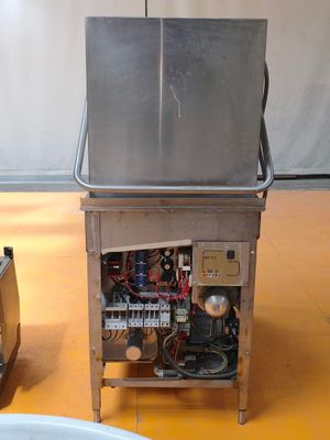 une machine posée par terre à côté d'un bol