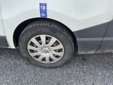 une voiture blanche avec un autocollant bleu sur le côté