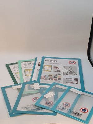 beaucoup de dossiers posés sur une table
