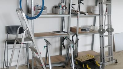 une échelle appuyée contre un mur dans un garage