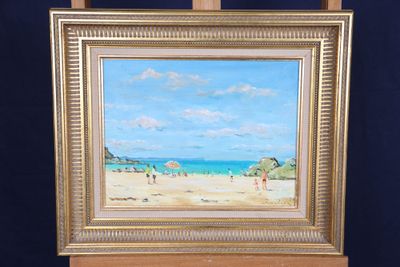 une photo d'un tableau représentant une scène de plage, posé sur un chevalet