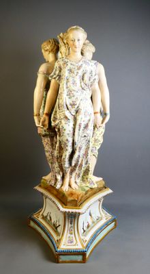 l'image d'une statue représentant une femme tenant un enfant dans ses bras