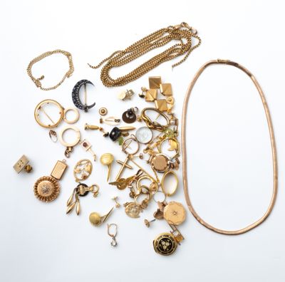 beaucoup de bijoux en or sur une surface blanche