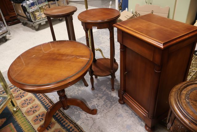 Lot de petit mobilier finition merisier de manufacture contempora...