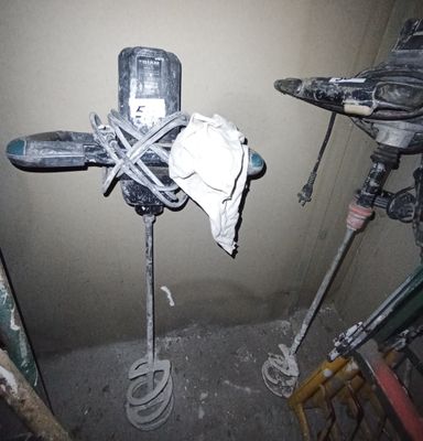 une image représentant une pièce dans laquelle se trouvent tout un tas d'outils