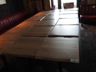 une longue table entourée de nombreuses chaises