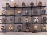 beaucoup de figurines Star Wars dans la vitrine
