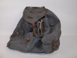 un sac posé sur une table à côté d'une paire de chaussures