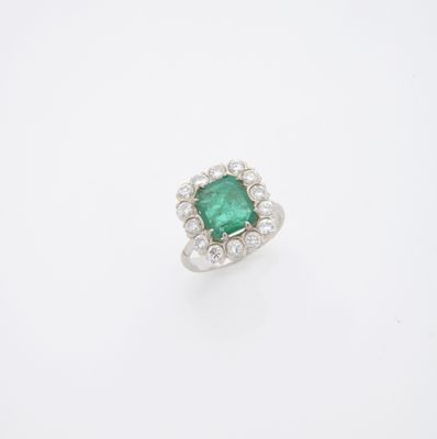 une bague en émeraude et diamant
