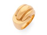 gros plan d'une bague en or sur fond blanc