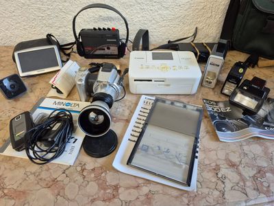 tout un tas d'appareils électroniques posés sur la table