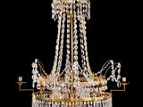 un grand lustre en cristal avec deux bougies et un bougeoir