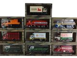 de nombreux camions miniatures dans une vitrine sur fond blanc