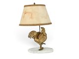 une photo d'une lampe de table sur laquelle est posé un coq