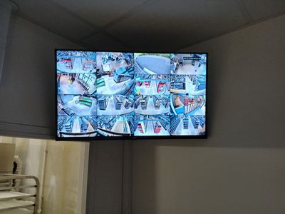 une télévision à écran plat fixée au mur au-dessus d'un lavabo