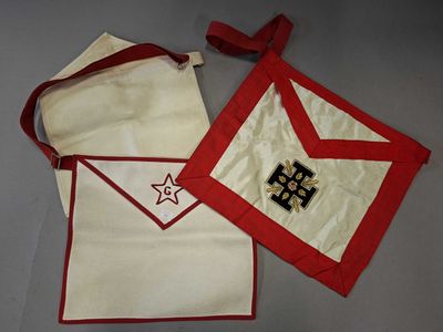 FRANC MACONNERIE Trois tabliers.