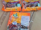trois sachets de bonbons posés sur une boîte en carton