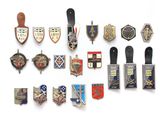 plusieurs types de badges sur une surface blanche