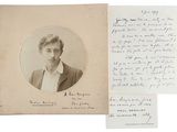 une vieille photo d'un homme en costume-cravate à côté d'une lettre manuscrite