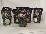 trois sachets de nourriture posés sur une étagère dans un micro-ondes