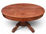 une table à manger ronde à quatre pieds, avec un plateau en bois