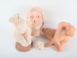 trois figurines en argile représentant un homme et un chien