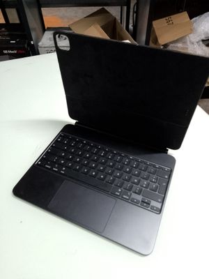 un ordinateur portable posé sur une table blanche