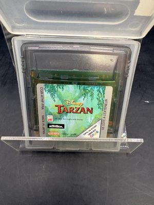 Le jeu « Tarzan » pour Game Boy de Nintendo se trouve dans un étui en plastique