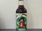 une bouteille d'alcool posée sur un comptoir à côté d'une bouteille de spiritueux