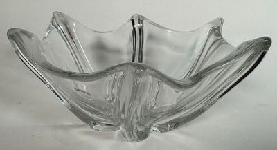 un bol en verre posé sur une table