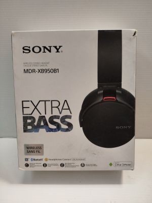La boîte du casque Sony Extra Bass est ouverte et le casque est prêt à l'emploi.