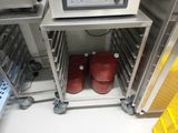 une photo d'une machine dans laquelle se trouvent des récipients rouges