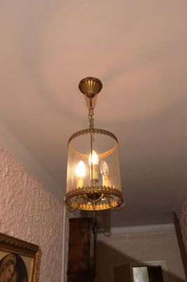 un lustre suspendu au plafond dans un couloir