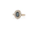 un gros plan d'une bague sertie d'un saphir bleu et de diamants blancs