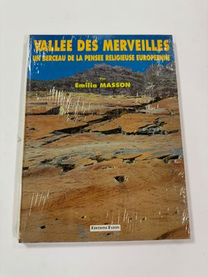 the front cover of a book with a picture of a desert scene