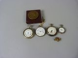 cinq types différents de montres de poche posées sur une table
