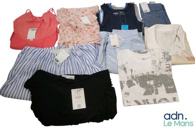 un tas de vêtements posés sur une table
