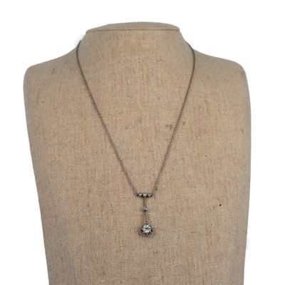 gros plan d'un torse de mannequin portant un collier
