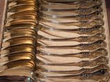 beaucoup de cuillères en argent dans une boîte en bois