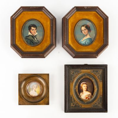trois portraits encadrés représentant un homme et une femme