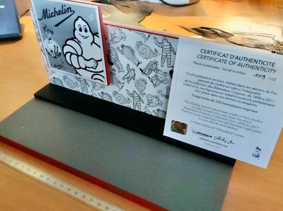 une photo d'un livre posé sur une table, avec une règle devant