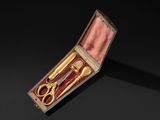 une petite boîte contenant une paire de ciseaux