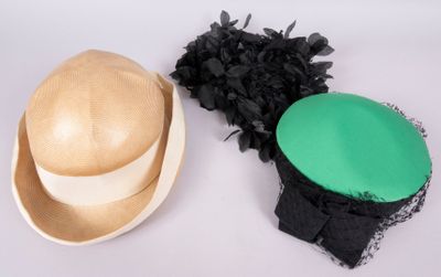 Lot de chapeaux comprenant : - Un chapeau en paille ivoire.