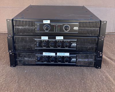 un gros plan sur un rack contenant trois types différents d'équipements audio