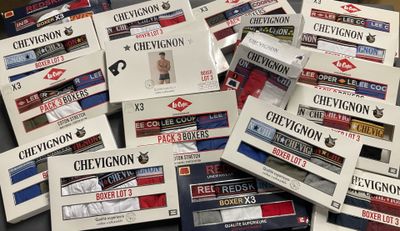 Plusieurs cartouches de cigarettes Chevronn sont empilées les unes sur les autres