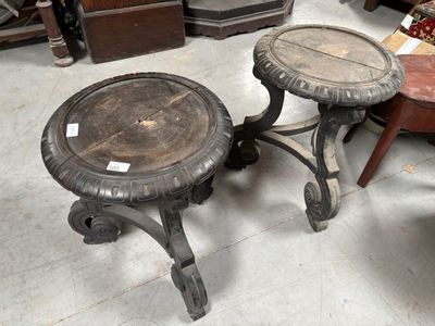 deux tabourets posés par terre